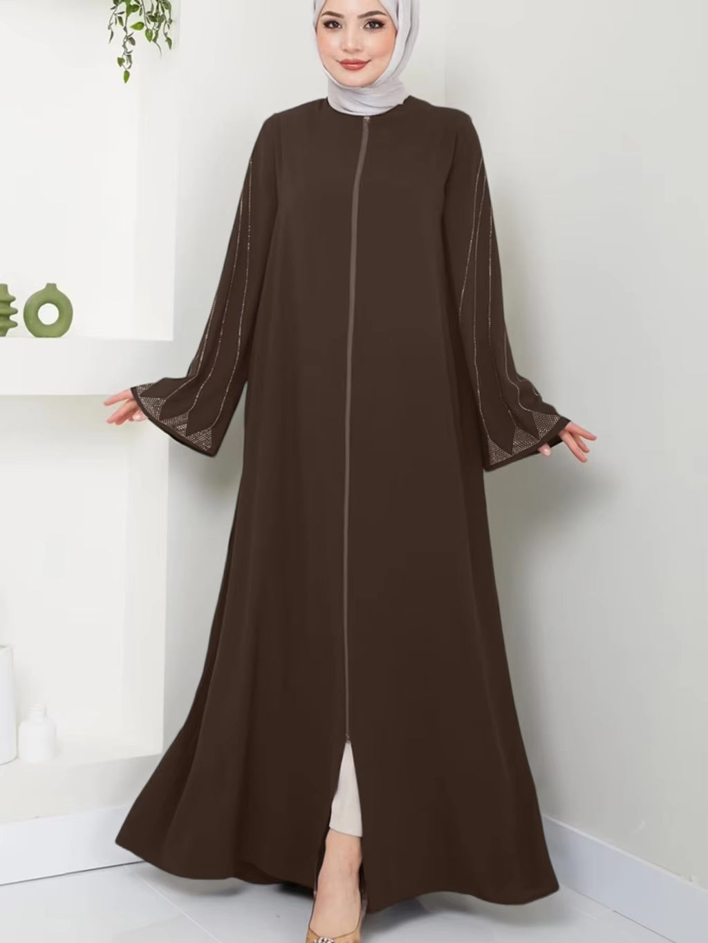 Elegant Brown Abaya Dress for Women – Loose Fit Long Sleeve Islamic Maxi with Diamond Detail, Modest Muslim Fashion