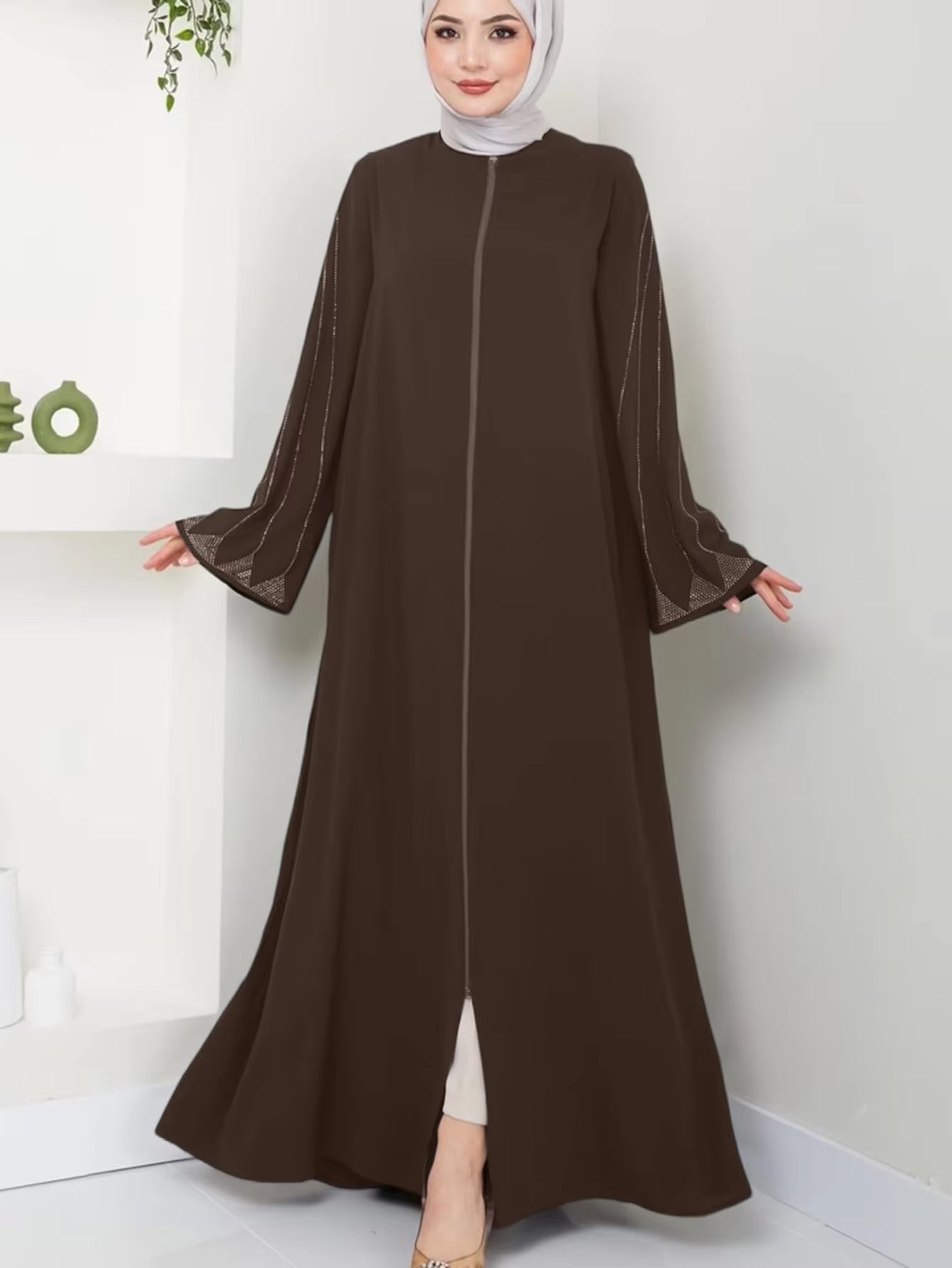 Elegant Brown Abaya Dress for Women – Loose Fit Long Sleeve Islamic Maxi with Diamond Detail, Modest Muslim Fashion