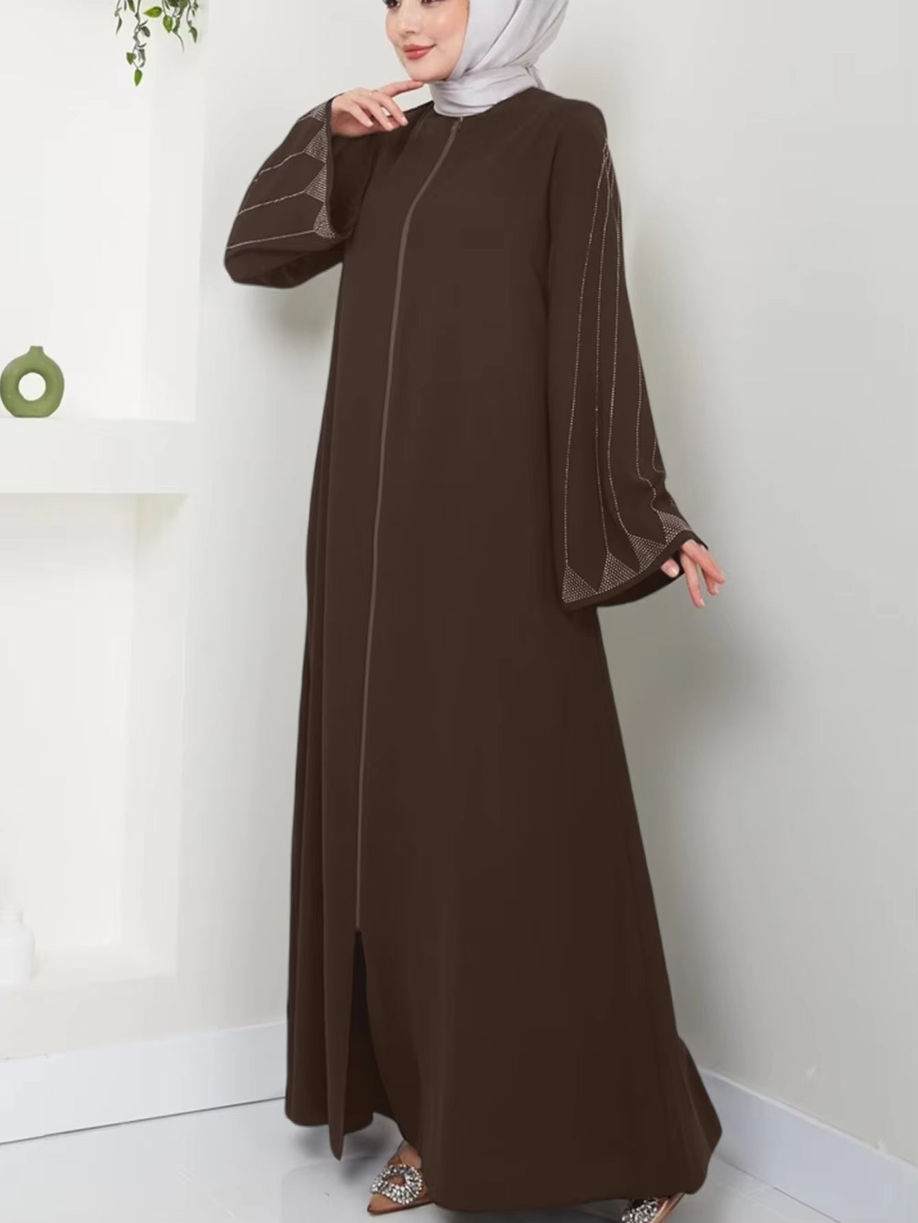 Elegant Brown Abaya Dress for Women – Loose Fit Long Sleeve Islamic Maxi with Diamond Detail, Modest Muslim Fashion