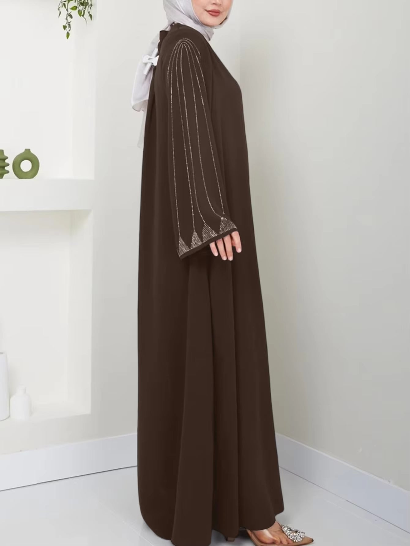 Elegant Brown Abaya Dress for Women – Loose Fit Long Sleeve Islamic Maxi with Diamond Detail, Modest Muslim Fashion